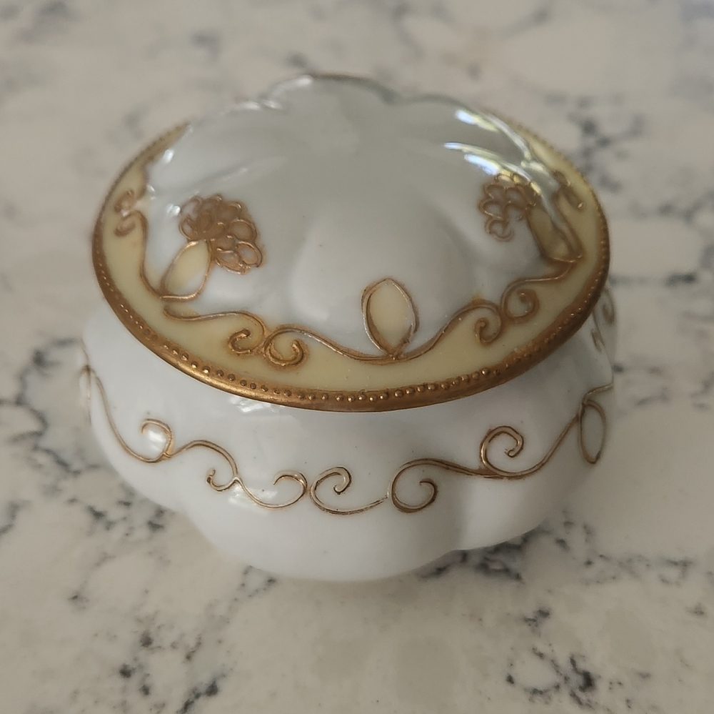 Vtg Nippon Covered Dish Bathroom Vanity Talc Jewelry Trinket Box Handpainted